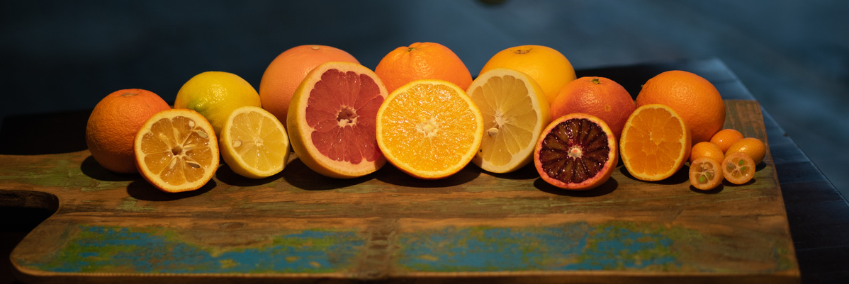 Zitrusfrüchte auf Holzbrett Shabby Cic bunt