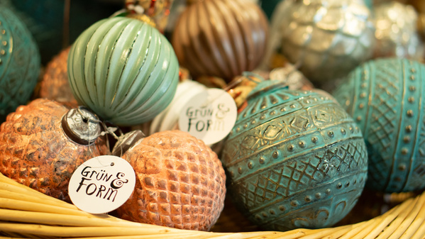 Weihnachtskugeln mit relief in türkis und rose in Korb