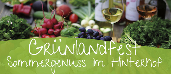 KI generiert: Frisches Gemüse und Wein; Text: "Grünlandfest Sommergenuss im Hinterhof".
