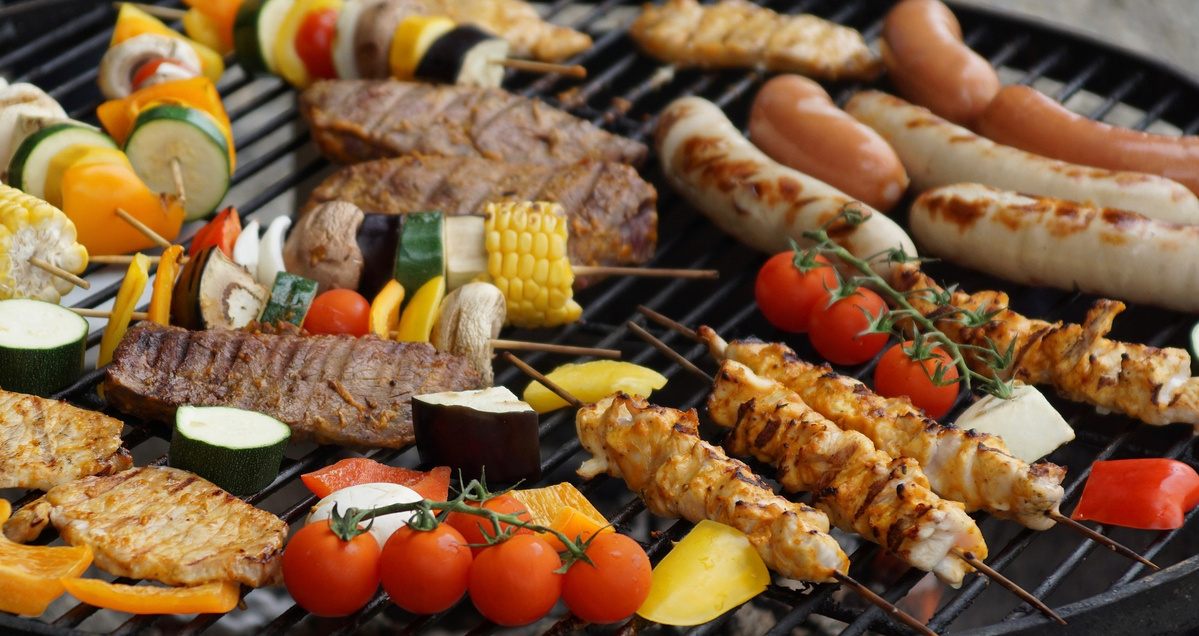 Grill mit verschiedenen Gemüse- und Fleischspießen