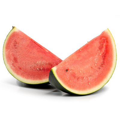 Zwei Wassermelonenstücke liegen auf weißem Hintergrund.