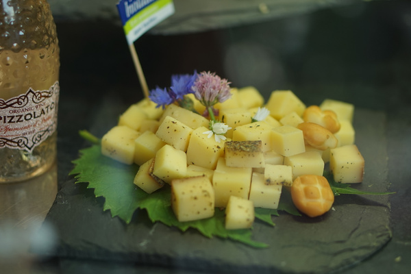 Käseplatte mit verschiedenen Käsesorten als Würfel