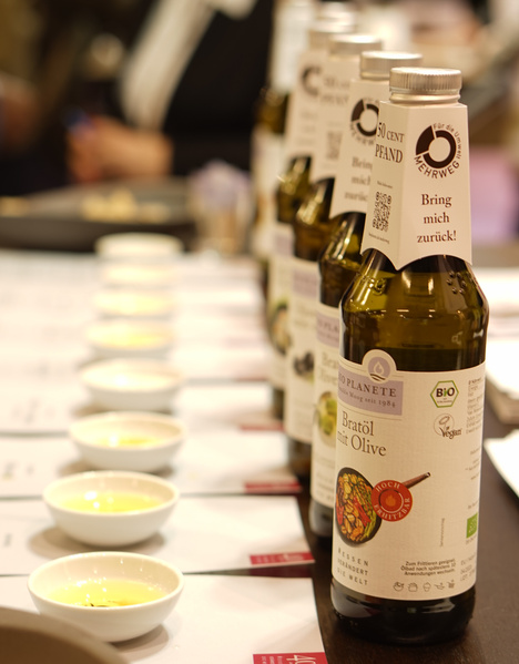 Verschiedene Speiseöle in neuen Mehrwegflaschen zum Probieren