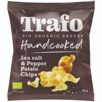 Verpackung einer Chipstüte. Text: "Trafo Bio Organic Snacks, Handcooked Sea salt & Pepper Potato Chips".