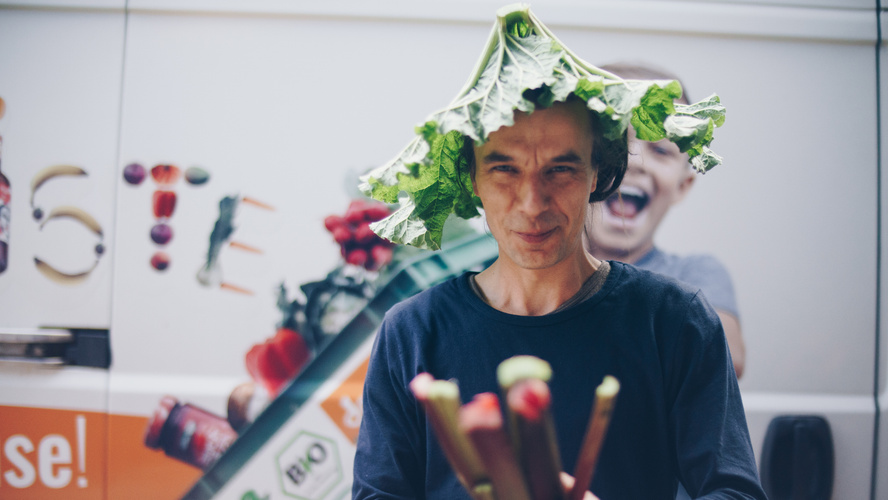 Felix mit Rhabarberhut vor Lieferfahrzeug