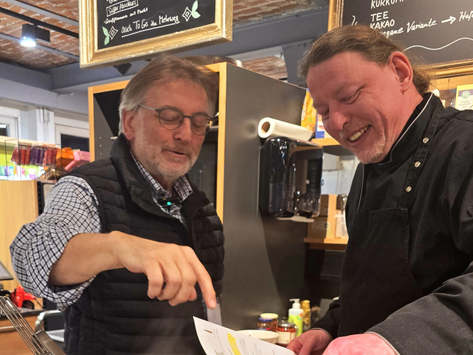 Fachsimpeln über Pasta: Lothar Wondrak und Chefkoch Scholli