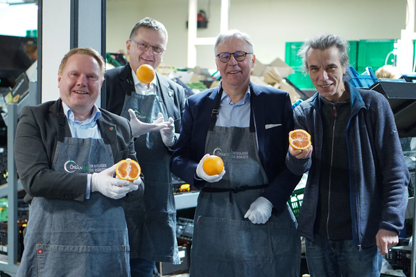 Landrat Steve Kanitz, Bürgermeister Olaf Meining und Sparkassen-Vorstandsvorsitzender Hans-Jürgen Behr in der Grünland-Packstelle