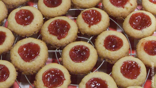 Runde Kekse mit Marmelade gefüllt auf Gitter zum Auskühlen