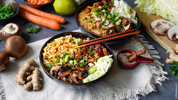 Rezeptbild für Thai-Ramen mit Pilzen und knusprigem Tofu