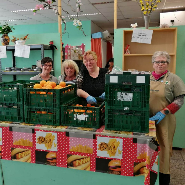 Team der Tafel Salzwedel bei der Ausgabe in ihren Räumen