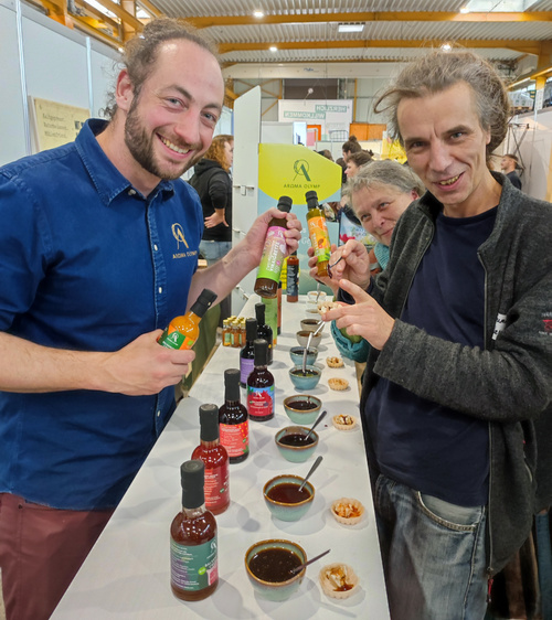 Alex von Aroma Olymp präsentiert mit Felix vom Grünland Balsamicos