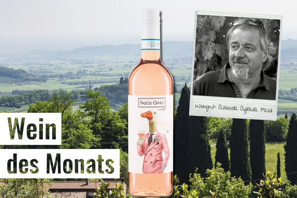 Weinflasche vor Landschaft; Text: "Wein des Monats", "Weingut: Azienda Agricola Fasoli".