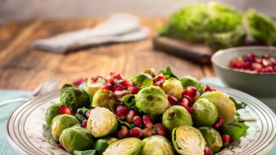 Rezeptbild für Rosenkohl-Maronen-Pfanne mit Chicorée-Granatapfel-Salat