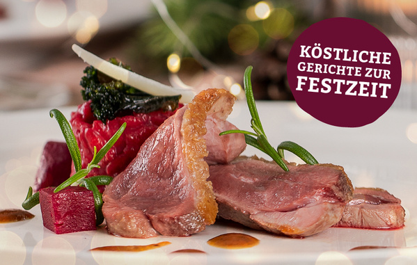 Das Bild zeigt ein festlich angerichtetes Gericht mit Fleischscheiben, begleitet von Rote-Bete-Würfeln und einer grünen Garnierung, dekoriert mit Rosmarinzweigen. Ein Textfeld weist darauf hin, dass es sich um "köstliche Gerichte zur Festzeit" handelt.