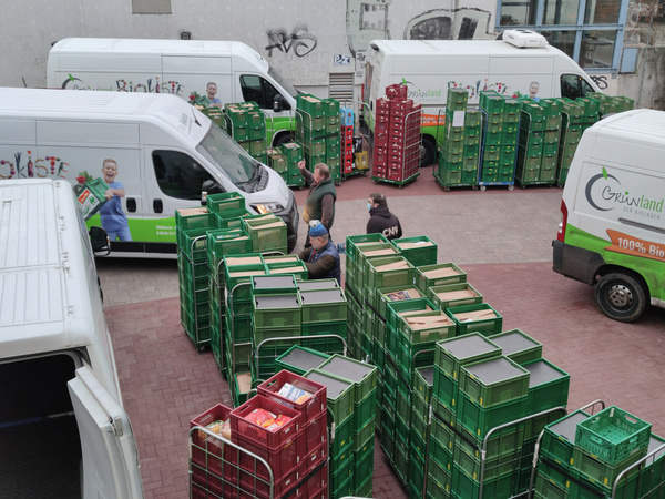 Grünland-Mehrwegkisten beim Einladen im Hof