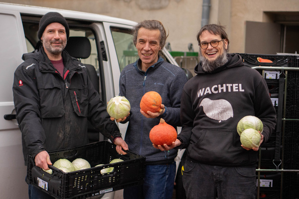 Felix und Dirk helfen Philipp von Hof Brummelkamp beim Gemüse-Ausladen