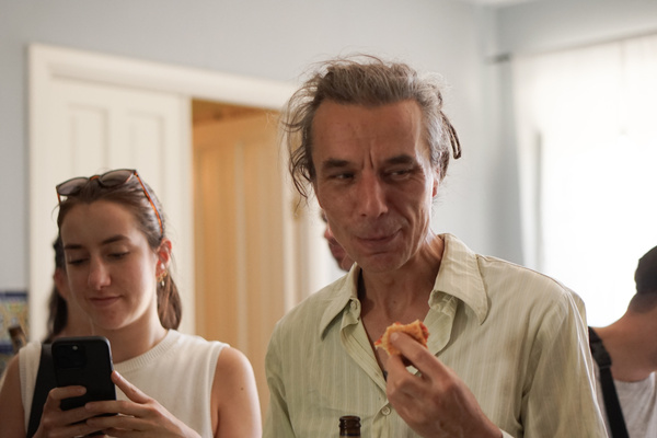 KI generiert: Eine Person isst und eine andere benutzt ein Smartphone.