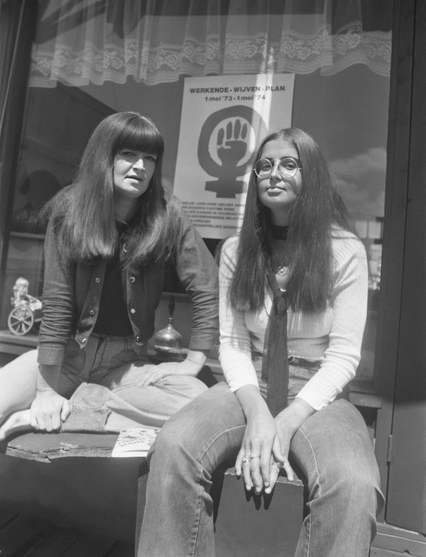 Zwei Frauen vor einen feministischen Plakat 1974