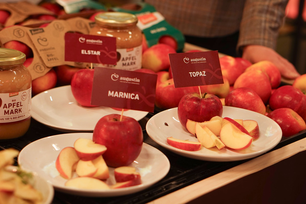 Verschiedene Apfelsorten liegen aufgeschnitten zum Probieren bereit
