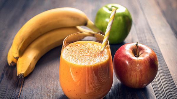 KI generiert: Ein Glas Smoothie mit Banane und Äpfeln auf einem Holztisch.