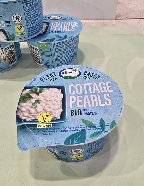 KI generiert: Vegane Cottage Pearls, pflanzlich und bio, mit hohem Proteingehalt von "Züger".