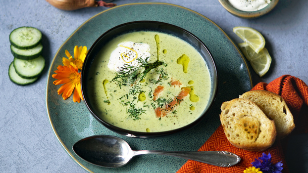 Rezeptbild für Sommerliche Gurkensuppe mit Räucherlachs und Zitronen-Crème Fraîche