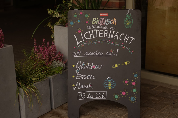 KI generiert: Kreidetafel mit Eventinfos: "Lichternacht: Glühbar, Essen, Musik"; 18 bis 22 Uhr.