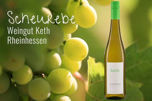 Weinflasche "Scheurebe" als Bildkomposition mit Weintrauben