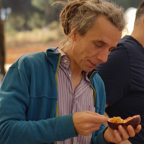 KI generiert: Ein Mann isst aus einer Passionsfrucht.