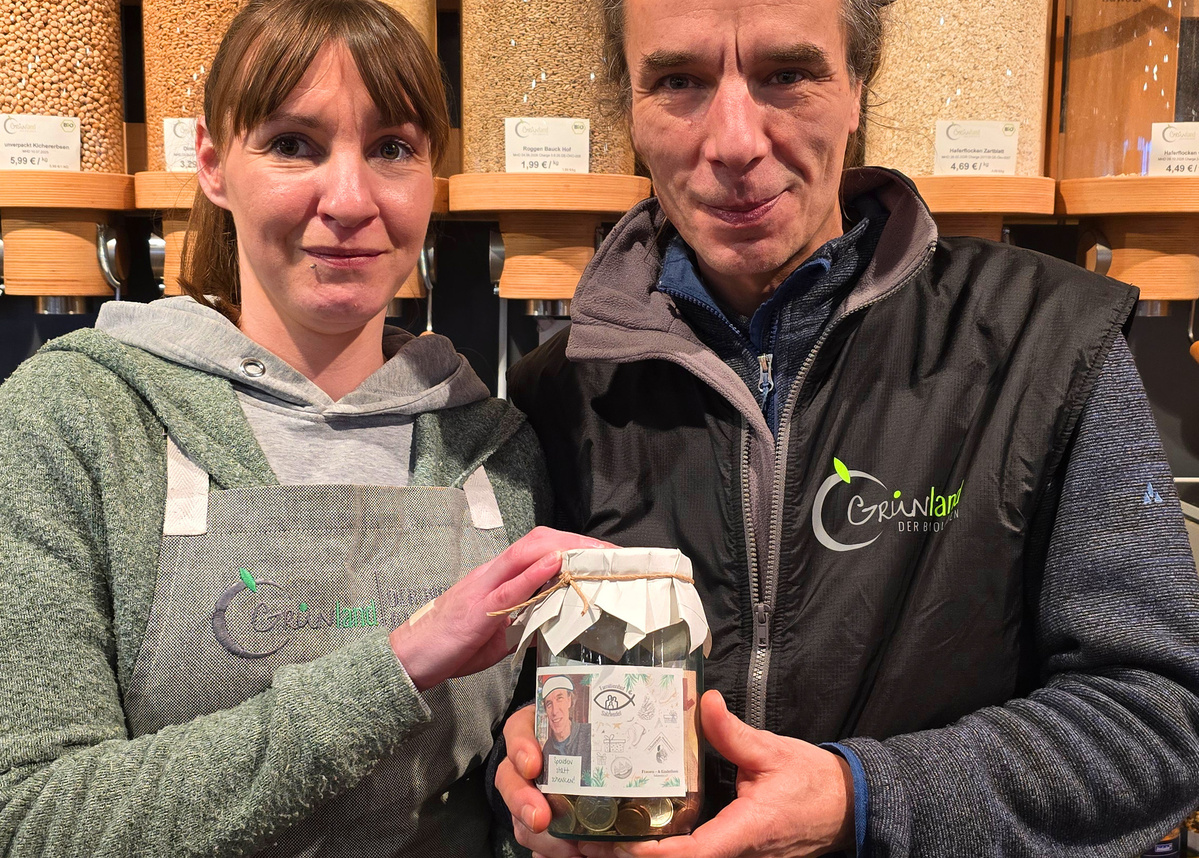 KI generiert: Zwei Personen halten ein Glas mit Münzen. Text auf Schild: Preisangaben einiger Produkte.