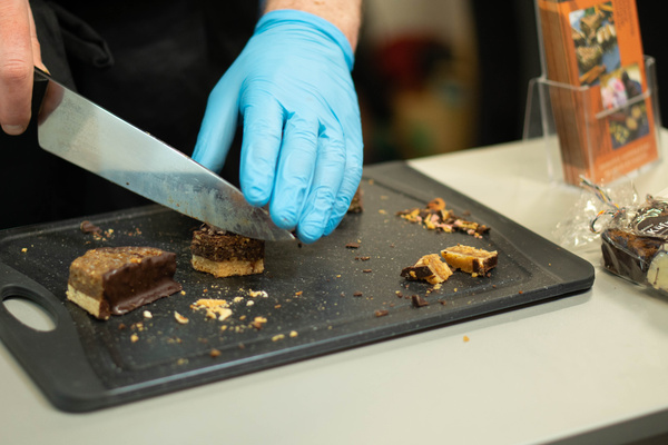 Aufscheniden Probierstückchen der Küfner Bio-Nussecken