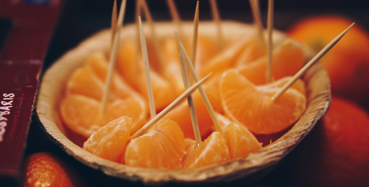 Clementinen-Stücke zum Probieren in einer Schale