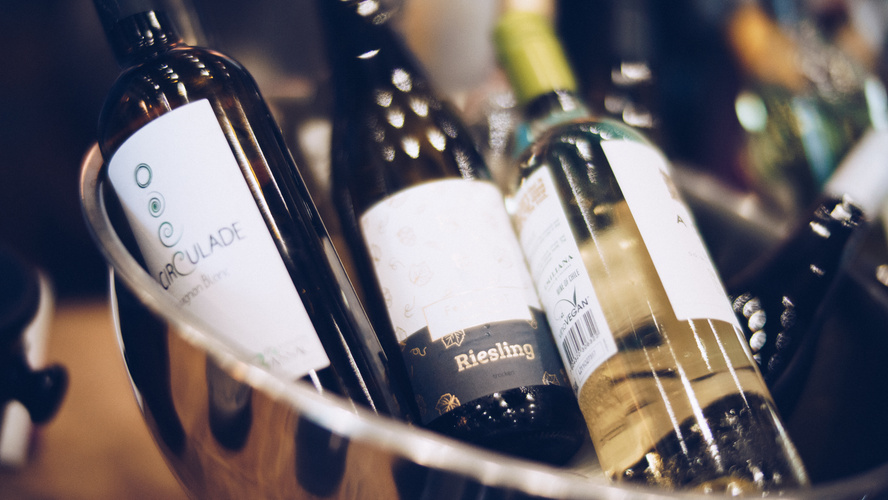 Weinflaschen im Kühlgefäss