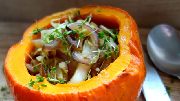 Rezeptbild für Warmer Chinakohlsalat in <br>gebackenem Kürbis