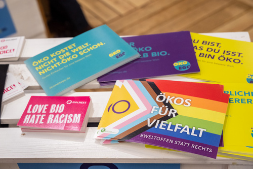 Postkarten und Aufkleber mit politischen Botschaften