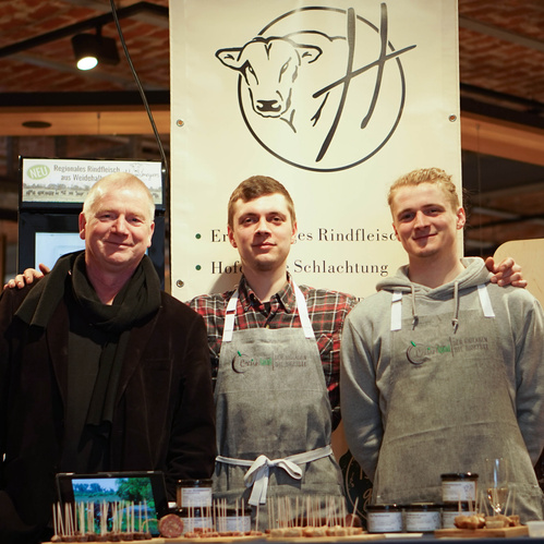 Teambild Hermsmeyers Metzgerei bei Verkostung im Grünland