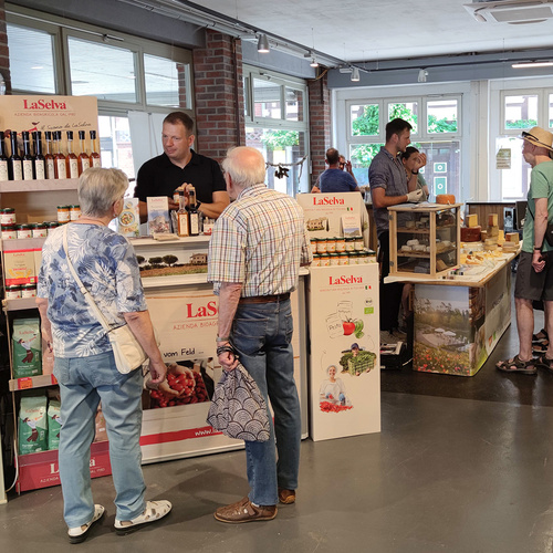 Grünlandfest Gäste am Stand bei Daniel von LaSelva