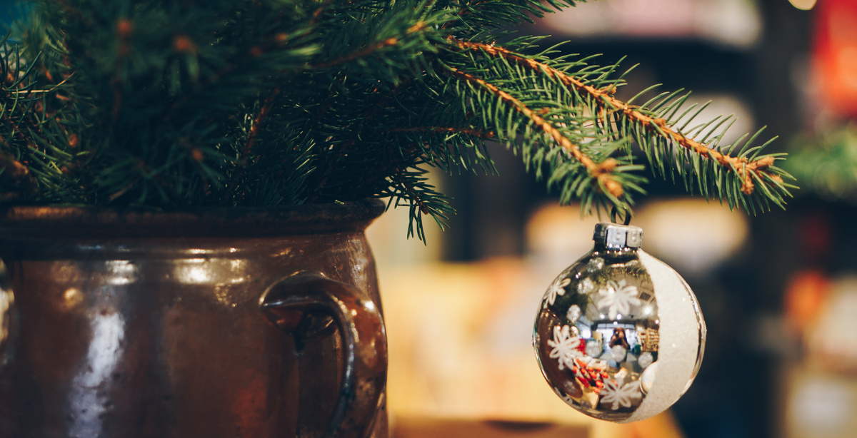 Weihnachtskugel an Tannenzweig mit keramiktopf braun