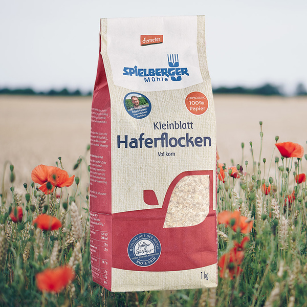 Bildkomposition Haferflocken von Spielberger vor Feldrand mit Mohnblumen