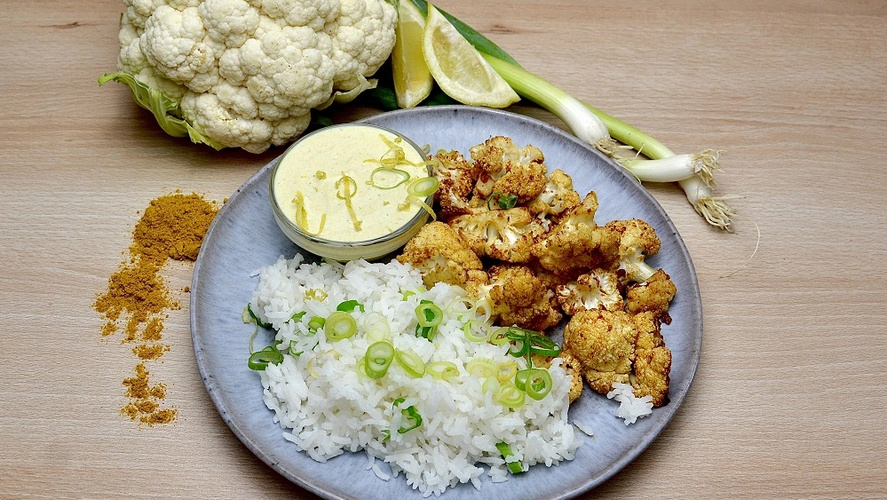 Rezeptbild für Gebackener Blumenkohl mit Joghurt Dip und Reis