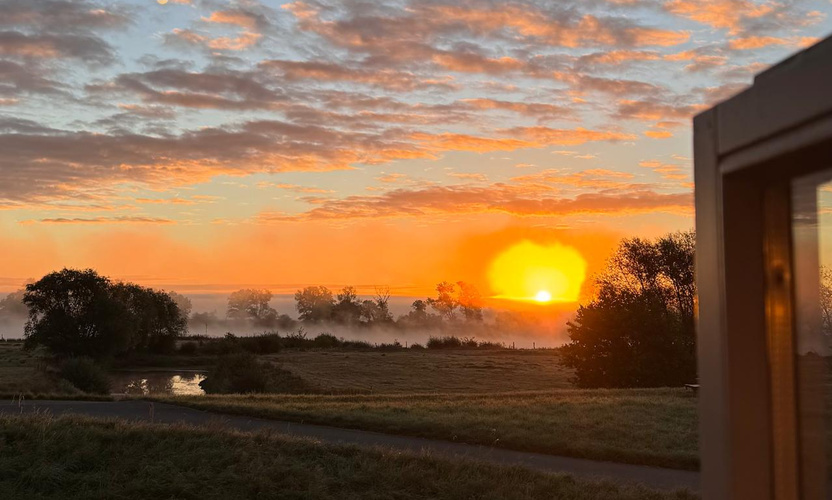 Sonnenaufgang mit Nebel über der Elbe in Damnatz