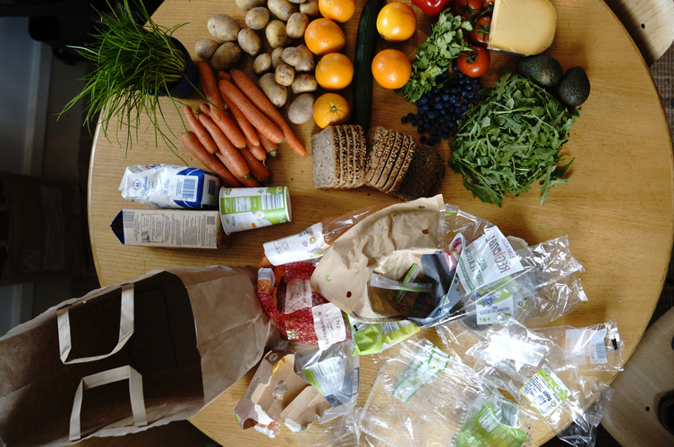 Unverpackt im Vergleich mit Verpackungsmüll vom Discounter