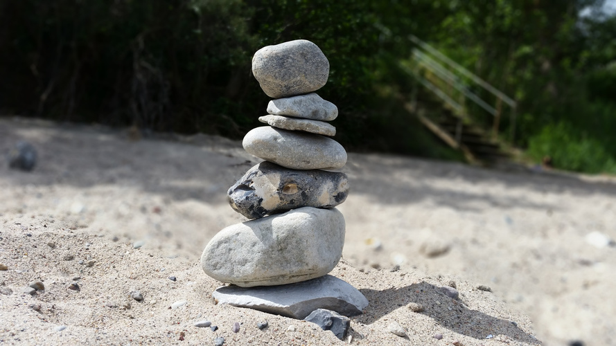 Steinmännchen am Sandstrand