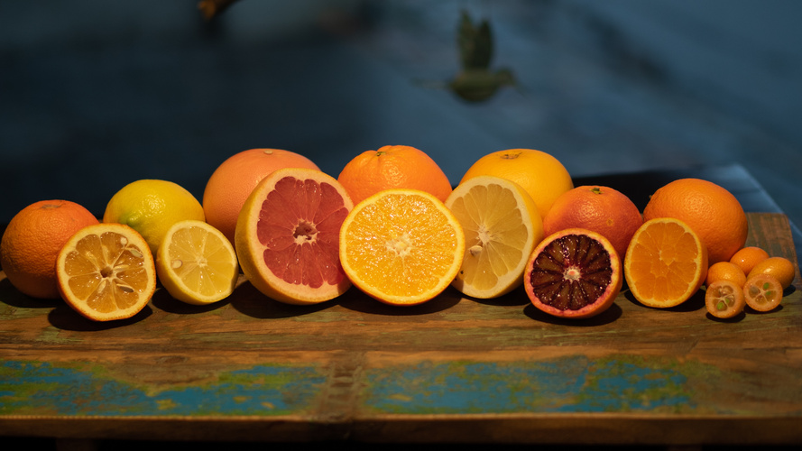 Zitrusfrüchte auf Holzbrett shabby chic bunt