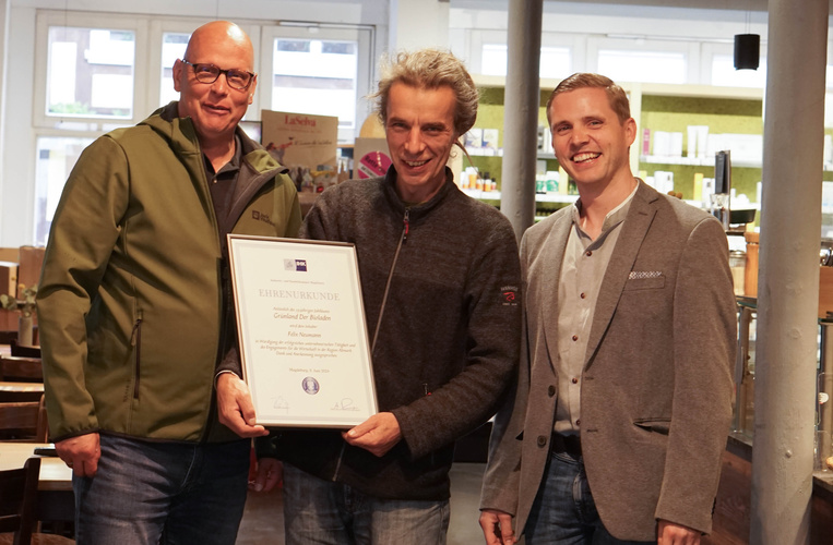 Felix bekommt eine Urkunde der IHK für 25 Jahre Grünland