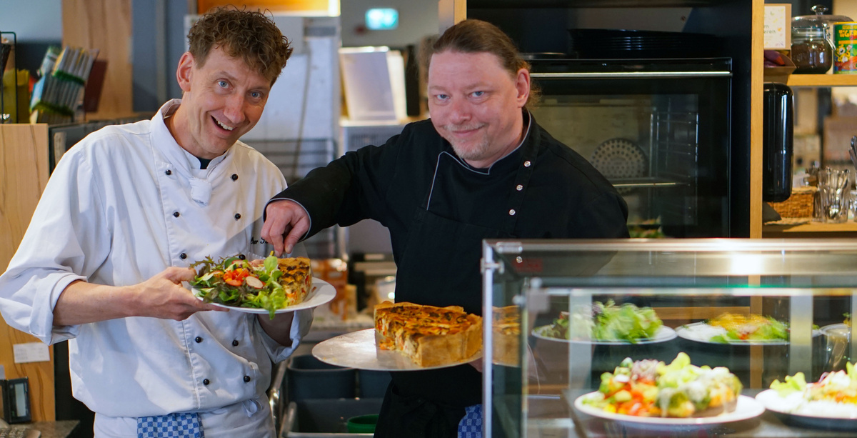 Grünland Bioladen Bio-Bistro Theke mit veganen und vegetarischen Gerichten und Koch