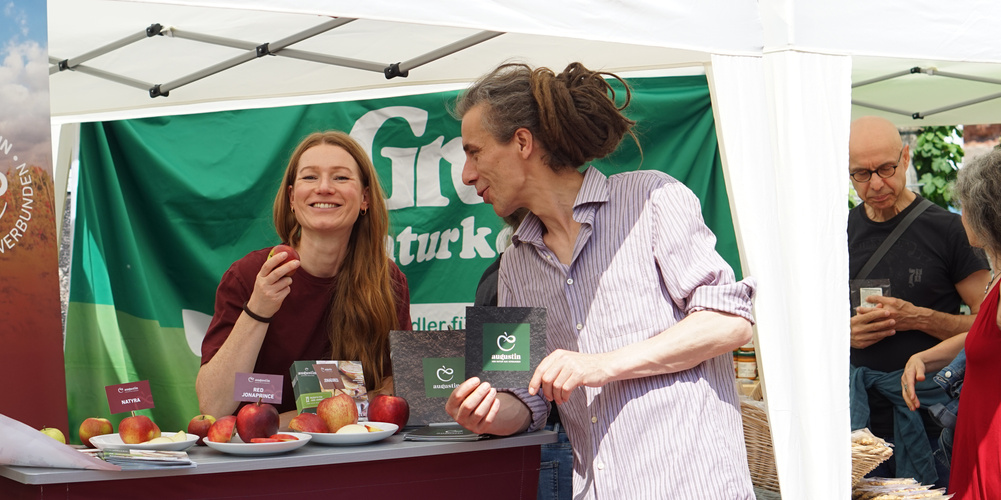 Felix von Grünland und Catharina von Bio-Obst Augustin