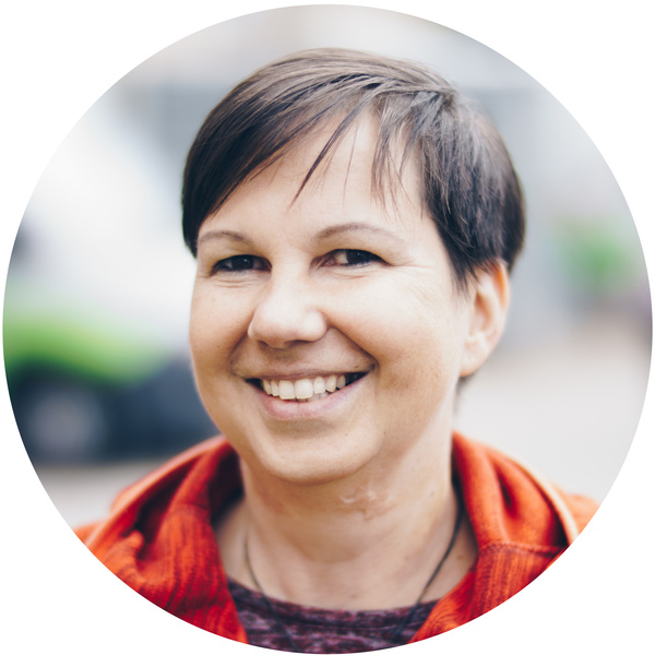 KI generiert: Ein Porträtfoto einer lächelnden Person mit kurzen Haaren.