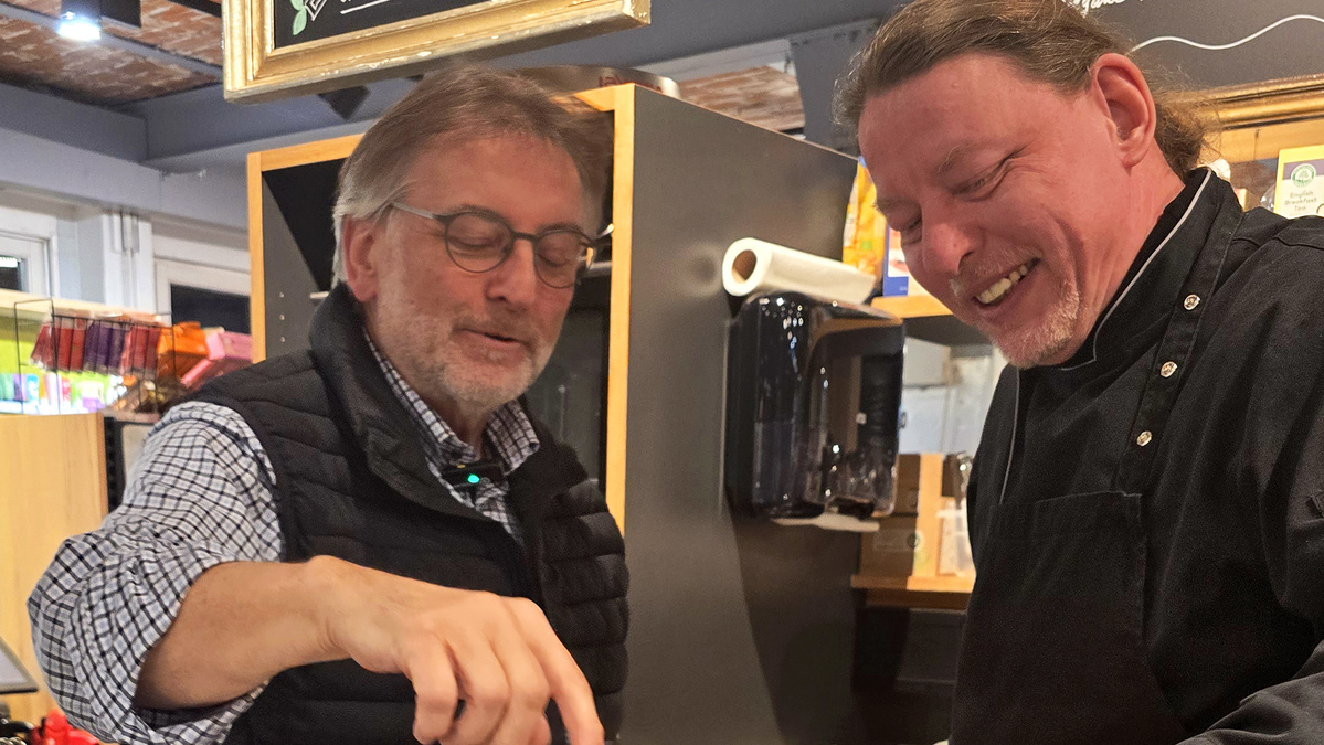 Fachsimpeln beim Pastaabend: Ernährungswissenschaftler Lothar Wondrak und Chefkoch Scholli