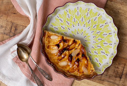 Quicheform mit Kucheninhalt mit Serviette drapiertviette